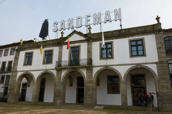 19-02-2015 Porto, Portekiz - Arka planda Clerigos Kulesi olan Porto çatılarının panoramik görüntüsü