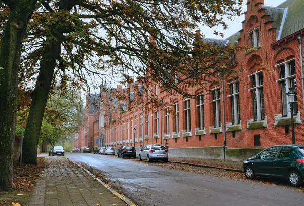30-10-2014 Bruges, Belçika - Bruges 'da geniş bir cadde büyük pencereli tipik bir kırmızı tuğla bina