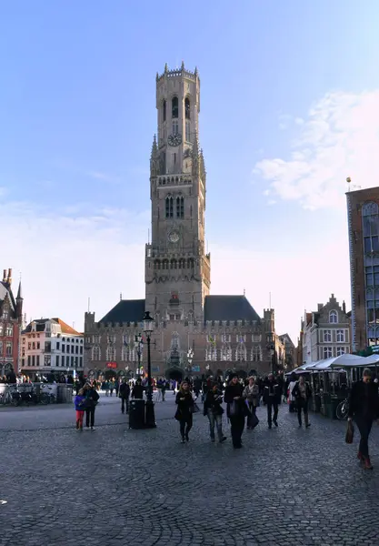 30-10-2014 Brüksel, Belçika - Brüj Çan Kulesi (Belfort) turistlerle dolu kalabalık bir Grote Markt 'ın ortasında