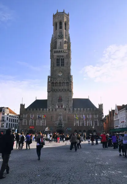 30-10-2014 Brüksel, Belçika - Brüj Çan Kulesi (Belfort) turistlerle dolu kalabalık bir Grote Markt 'ın ortasında