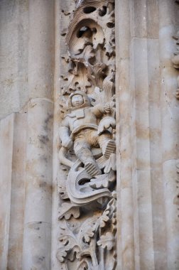 Salamanca Katedrali 'nin girişinde oyulmuş bir astronot karmaşık ayrıntılarıyla ziyaretçileri cezbediyor.
