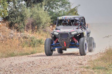 İspanya TT Şampiyonası 'nın Guadalajara turu sırasında Brihuega' da bir at arabası hızla ilerliyor.