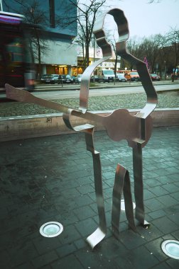 Beatles 'ın ikonik heykelleri gün batımında St Pauli Hamburg' daki Beatles-Platz 'da aydınlanıyor.