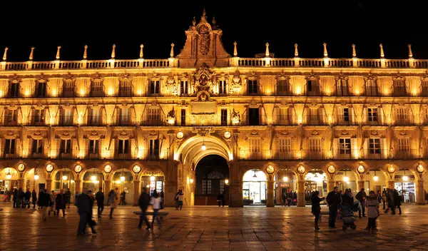 Salamanca 'nın aydınlatılmış Plaza Belediye Başkanı insanlar meydanda yürürken çok güzel parlıyor.