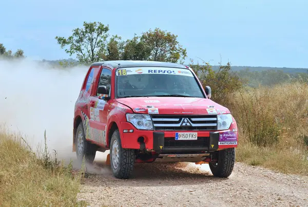 Guadalajara 'daki İspanya TT Şampiyonası sırasında güçlü bir off-road aracı Brihuega' dan hızla geçiyor.