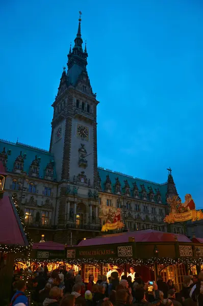 Hamburg 'da hareketli bir Noel pazarı, geceleri görkemli belediye binasıyla parlıyor.