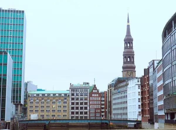 Hamburg renkli konut binalarının, cam gökdelenlerin ve St. Catherines kilise kulesinin panoramik görüntüsü.
