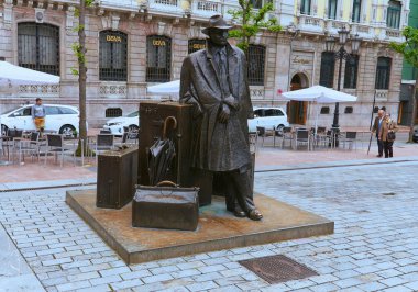 Oviedo, İspanya 26-05-2016 - Williams B. Arrensberg heykeli Oviedos 'un canlı şehir merkezinde sessizce duruyor.