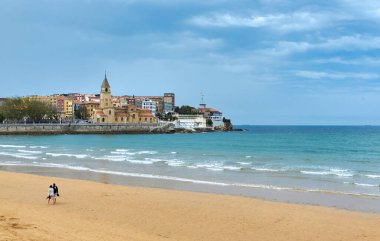 Gijon, İspanya 26-05-2016 - Kasvetli ve bulutlu bir günde San Lorenzo Sahili 'nde çıplak ayakla birkaç gezinti.