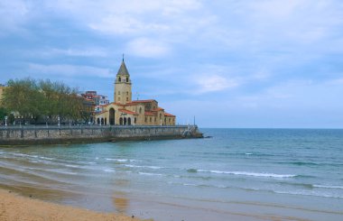 Gijon, İspanya 26-05-2016 - Uzak kıyı şeridinde San Lorenzo Sahili 'nin panoramik manzarası.