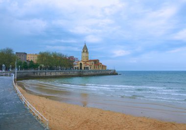 Gijon, İspanya 26-05-2016 - Uzak kıyı şeridinde San Lorenzo Sahili 'nin panoramik manzarası.