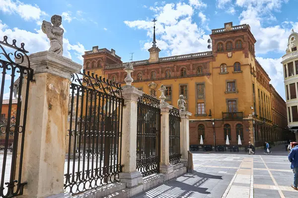 Leon, İspanya 26.05.2016 - Mavi gökyüzünün altındaki eski Leon Piskoposluk Sarayı 'nı süsleyen taş melekler.