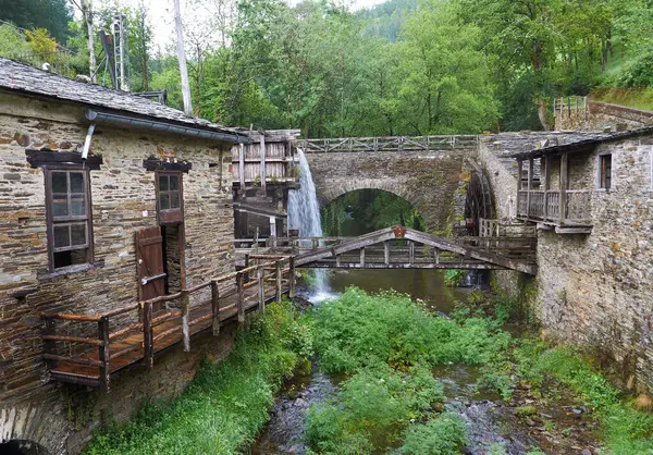 Taramundi, İspanya 28-05-2016 - Taramundi, Asturias 'taki tarihi Mazonovo Değirmen Müzesi' nde çağlayan su animasyonları.