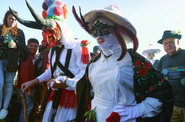 Almiruete, İspanya 25-02-2017 - Almiruete geleneksel kış festivalinde inek çanları ve korkunç maskeli kılık değiştirmiş kişiler.