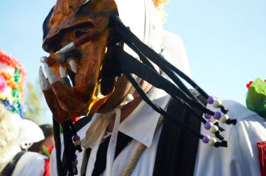 Almiruete, İspanya 25-02-2017 - Almiruete geleneksel kış festivalinde inek çanları ve korkunç maskeli kılık değiştirmiş kişiler.