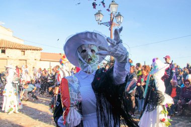 Almiruete, İspanya 25-02-2017 - Almiruete geleneksel kış festivalinde inek çanları ve korkunç maskeli kılık değiştirmiş kişiler.