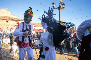 Almiruete, İspanya 25-02-2017 - Almiruete geleneksel kış festivalinde inek çanları ve korkunç maskeli kılık değiştirmiş kişiler.