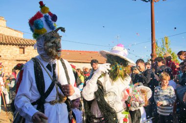 Almiruete, İspanya 25-02-2017 - Almiruete geleneksel kış festivalinde inek çanları ve korkunç maskeli kılık değiştirmiş kişiler.