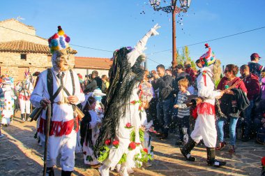 Almiruete, İspanya 25-02-2017 - Almiruete geleneksel kış festivalinde inek çanları ve korkunç maskeli kılık değiştirmiş kişiler.