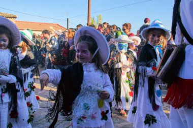 Almiruete, İspanya 25-02-2017 - Almiruete geleneksel kış festivalinde inek çanları ve korkunç maskeli kılık değiştirmiş kişiler.