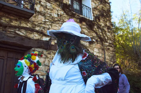 Almiruete, İspanya 25-02-2017 - Almiruete geleneksel kış festivalinde inek çanları ve korkunç maskeli kılık değiştirmiş kişiler.