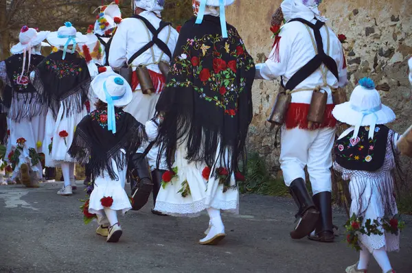 Almiruete, İspanya 25-02-2017 - Almiruete geleneksel kış festivalinde inek çanları ve korkunç maskeli kılık değiştirmiş kişiler.