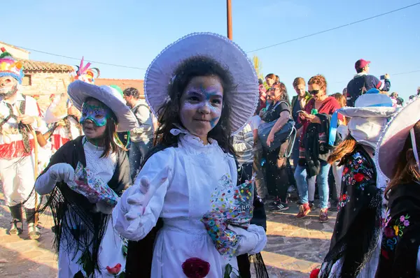 Almiruete, İspanya 25-02-2017 - Almiruete geleneksel kış festivalinde inek çanları ve korkunç maskeli kılık değiştirmiş kişiler.