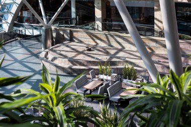 Sıcak bir restoranın içi. Çatı katı tarzında modern tasarım. Üst görünüm.