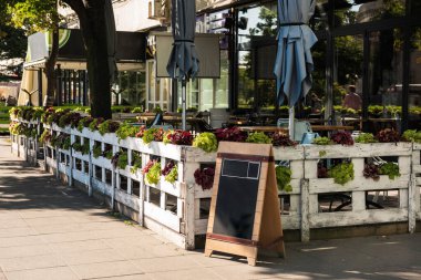 Yaz restoranının verandası..
