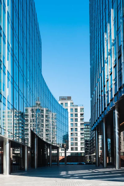 Caminhada Entre Edifícios Modernos Vidro Com Colunas Metal Fotos De Bancos De Imagens Sem Royalties