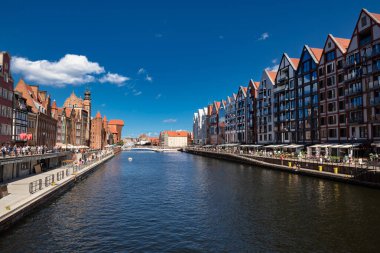 Gdansk, Polonya-08.12.2024: Nehrin her iki yakasındaki eski ve modern evler.