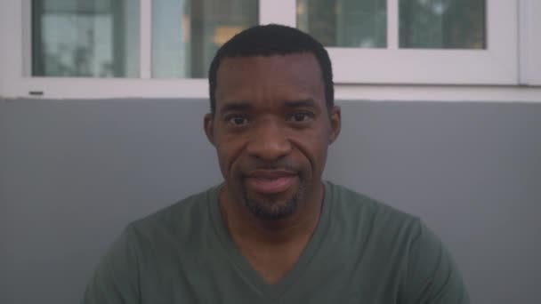 Hallo Hallo Happy Gutaussehender Schwarzer Afroamerikaner Grüßt Mit Offener Hand — Stockvideo