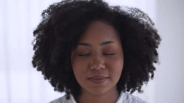 Kameraya Bakan Güzel Gülümseyen Afro Amerikan Kadının Portresini Yakından Çek — Stok video