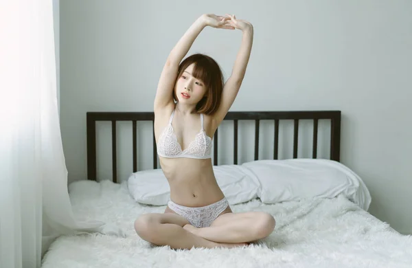 Sexy Hermosa Mujer Asiática Con Bikini Despertar Despertar Cama Chica — Foto de Stock