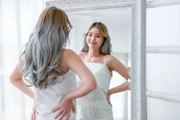 Retrato Hermosa Mujer Asiática Joven Mirando Espejo Espejo Piel Sana —  Fotos de Stock