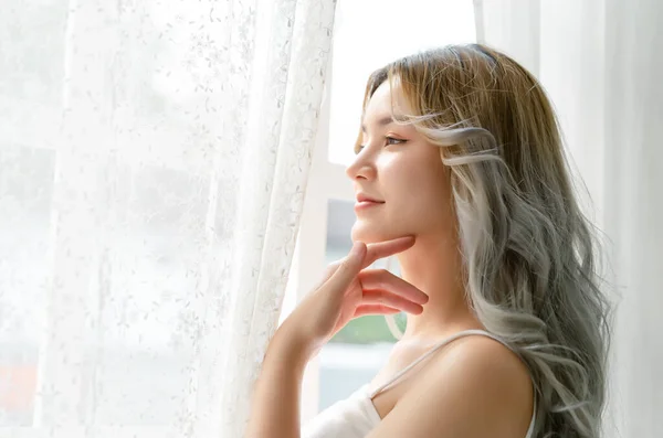 Belle Belle Jeune Femme Asiatique Regardant Par Fenêtre Rideaux Blancs — Photo