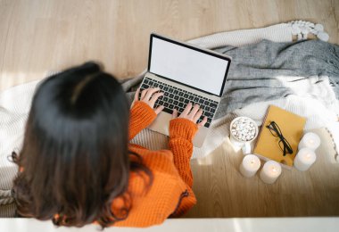 Evde dizüstü bilgisayarlı beyaz arka plan kullanarak yerde oturan serbest çalışan bir kadın. Teknoloji ve Gadget, Serbest Kariyer ve Yaşam Tarzı Konsepti. Üst Görünüm Görüntüsü, Mockup