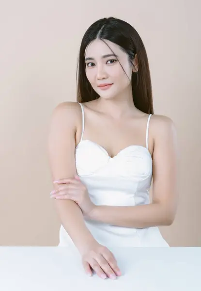 Beeautiful Sexy Asijské Ženy Dlouhý Účes Nosit Bílé Elegantní Šaty Stock Snímky