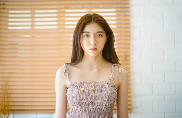 Portrét Krásné Mladé Asijské Ženy Nosit Květinový Vzor Rameno Oblečení Royalty Free Stock Fotografie