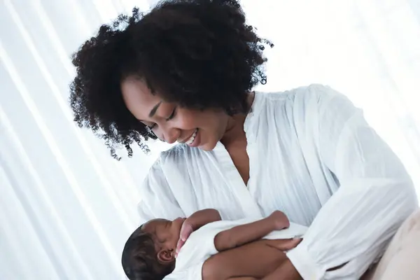 Šťastná Afroameričanka Drží Své Novorozeně Dítě Zatímco Sedí Posteli Nemocnici Stock Obrázky