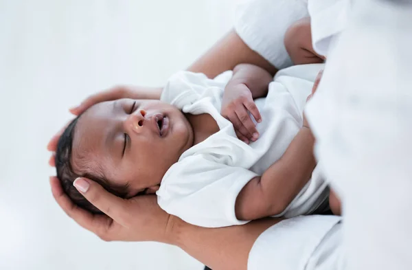 Horní Pohled Detailní Záběr Roztomilé Africké Novorozence Spát Matčině Ruce Royalty Free Stock Obrázky