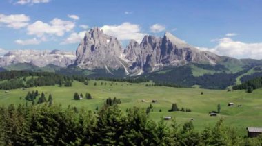 Yazın Seiser Alp Alp Çayırı 'nın havadan görünüşü, Dolomiti Dağı, İtalya