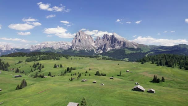 Luftaufnahme Der Malerischen Alm Mit Berghütten Dolomiten — Stockvideo