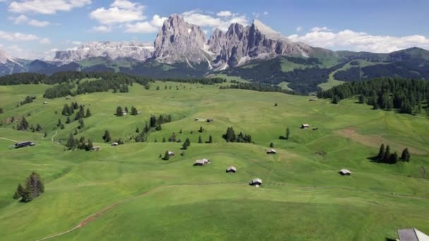 Αεροφωτογραφία Του Οροπεδίου Seiser Alm Ορεινές Καλύβες Δολομίτες Ιταλία — Αρχείο Βίντεο