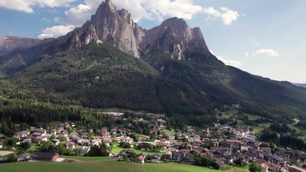 Dolomiti와 Siusi 알프스 마을의 — 비디오