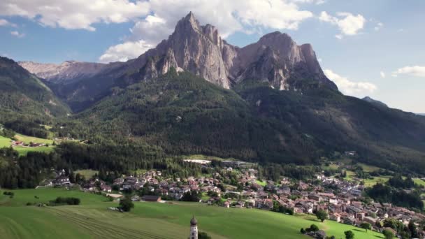 Widok Lotu Ptaka Kościoła Tłem Górskim Dolomitów Alpe Siusi — Wideo stockowe