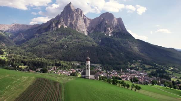 Widok Lotu Ptaka Kościół Walentego Dolomity Włochy — Wideo stockowe