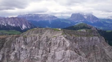 Val Gardena, Dolomiti 'deki dik bir dağın tepesindeki turistlerin hava görüntüsü