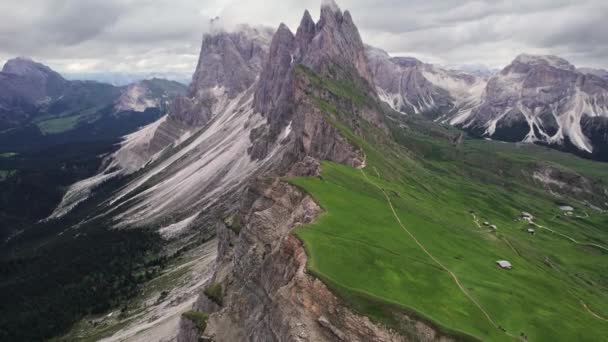 Vista Aérea Del Pico Montaña Seceda Verano Dolomitas Val Gardena — Vídeo de stock