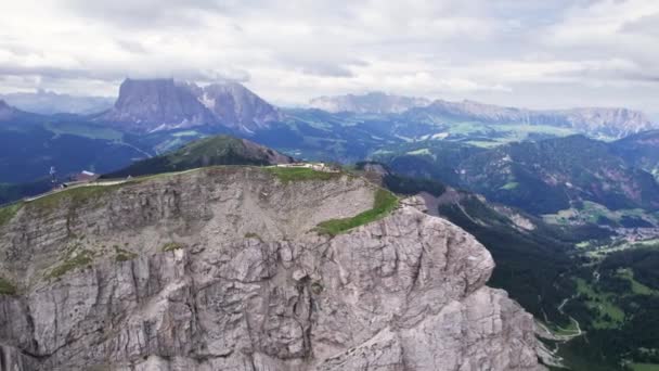 Luchtpanorama Van Toeristen Bergtop Dolomieten Zuid Tirol — Stockvideo
